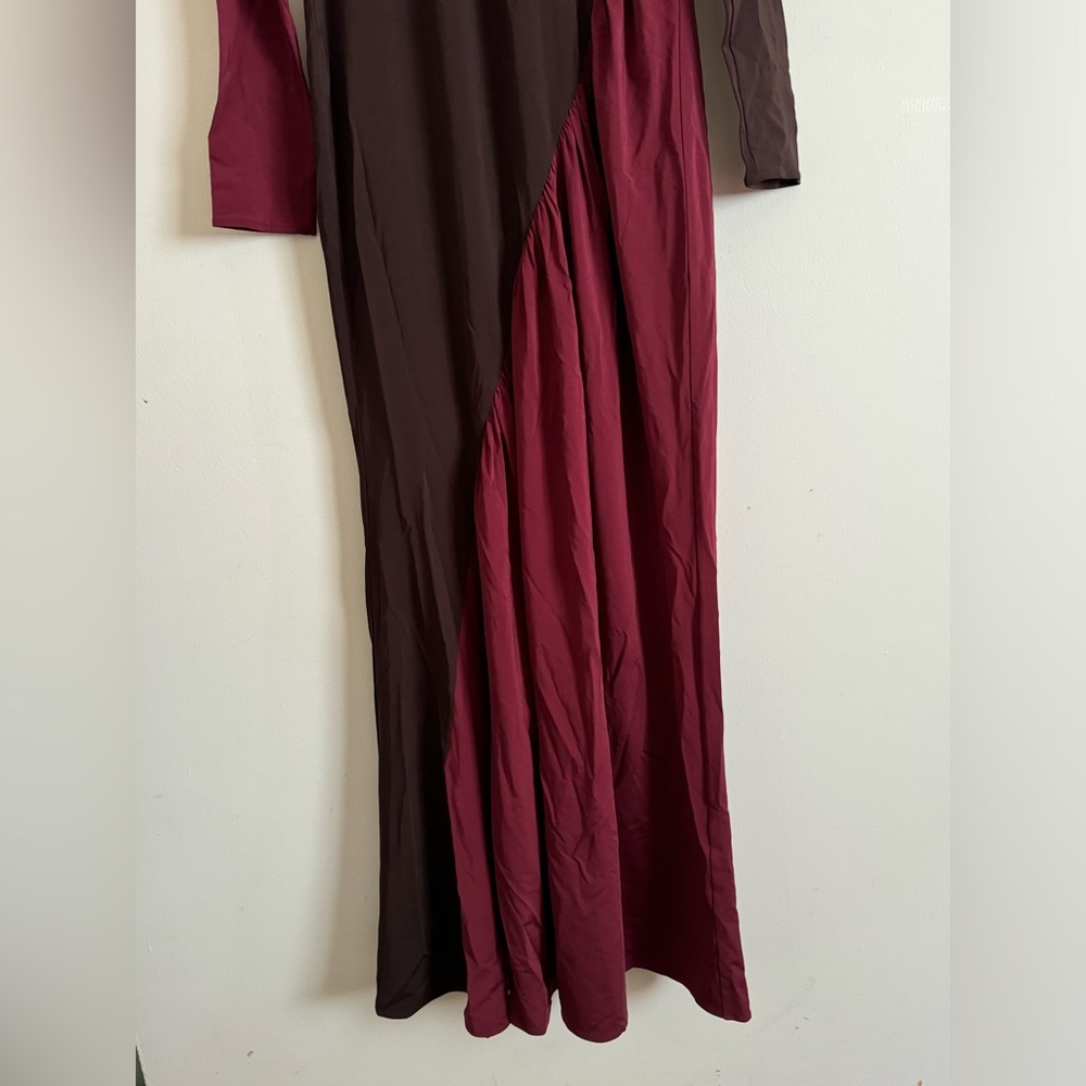 The Abstraction Colorblocked Long-Sleeve Jersey Gown in Coffee Bean and Currant - Picture 4 of 10